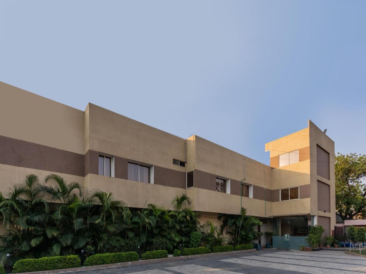 Oyo 4956 Hotel Maharaja Palace 坎普尔 外观 照片