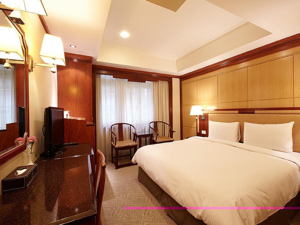 Oyo 4956 Hotel Maharaja Palace 坎普尔 客房 照片